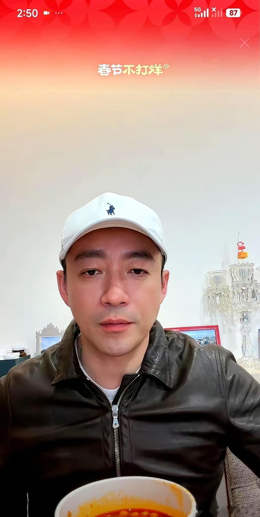 汪小菲直播随口叫女儿：“汪希玥，给爸倒杯水。之后女儿稳稳端来一杯水。孩子适应环境