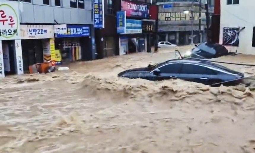 【韩国巨济遭遇破纪录暴雨，街道变河道，居民1死2伤】海外新鲜事热点现场 17日，