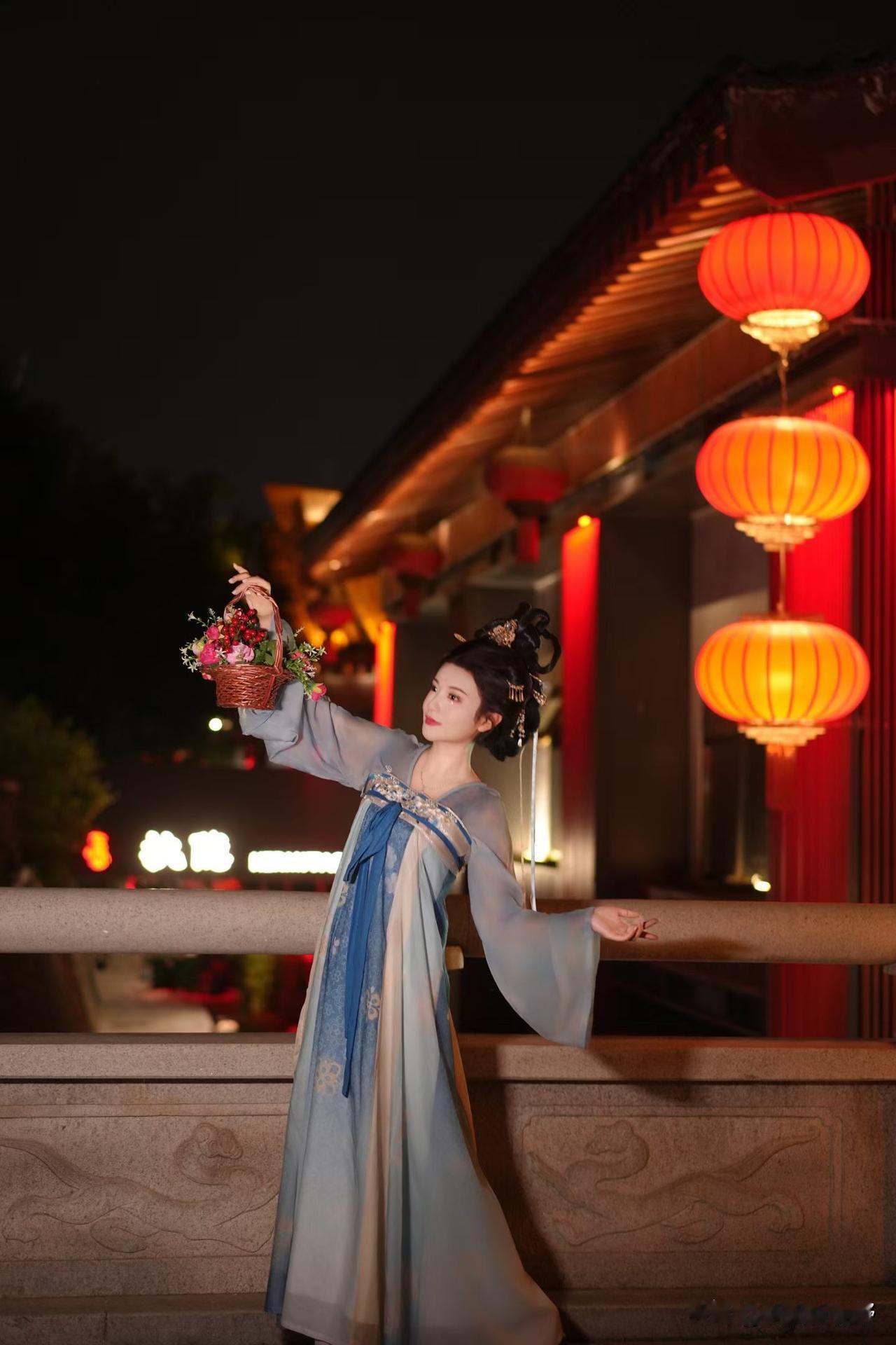 穿越时空的古典美人，手持花篮，漫步在古风建筑间你在哪里吃出陕菜的文化？ 古典温婉