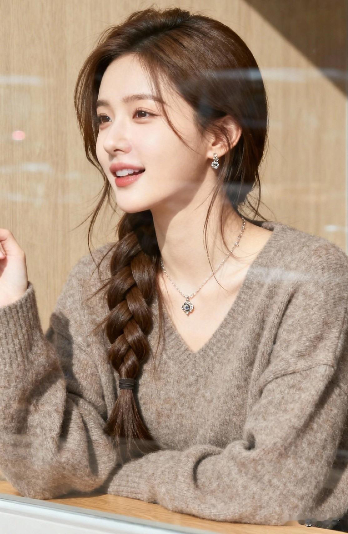 洋葱分层次；
一层一层剥，才有滋味。
性感也一样；
从不是表面的张扬，是骨子里的