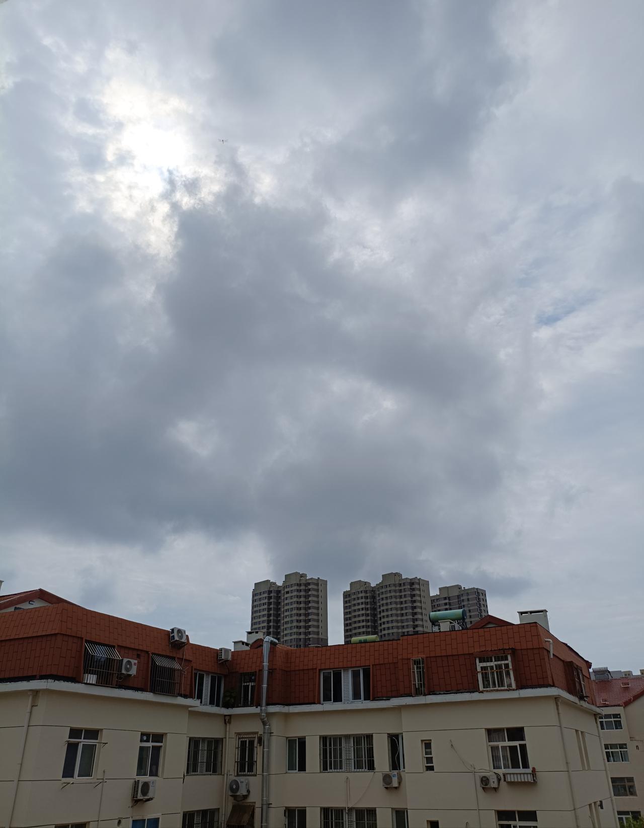 刚才看看手机里的天气预报，终于没有霸屏好几天的山东气象台发布的高温黄色预警了。