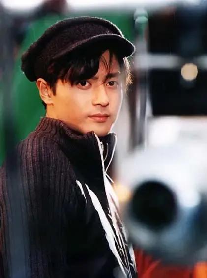 要说我韩国偶像剧的集大成者绝对是1997年韩国SBS电视台播出的《天桥风云》，演