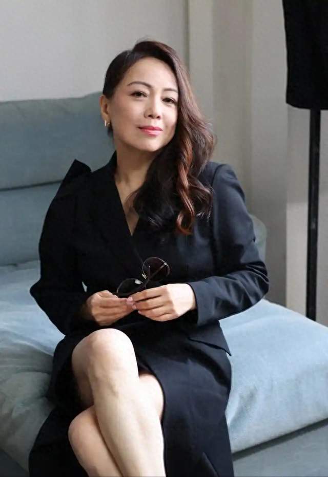 邓萃雯被江华抛弃后雪藏8年，60岁仍单身