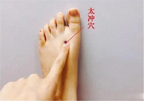 #肝气不舒的人多去KTV唱歌##家庭健康守护计划# 肝气不舒，建议多按按这个穴—