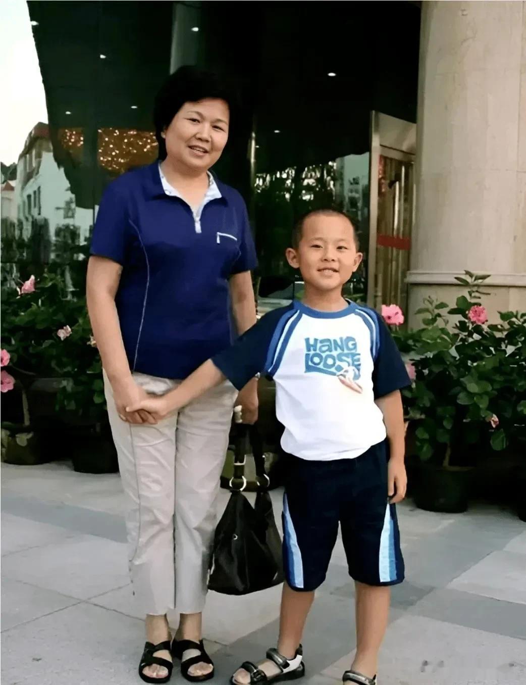 她，邢质斌，前“新闻联播”主持人，七十多岁，气质不减。
 
这是她和孙子的合影。