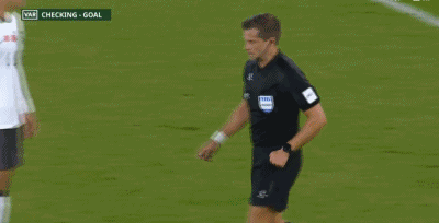 输球又输人？彭啸进球后，越南后卫范理德肘击拜合拉木染红，尽管之后彭啸的进球被吹无