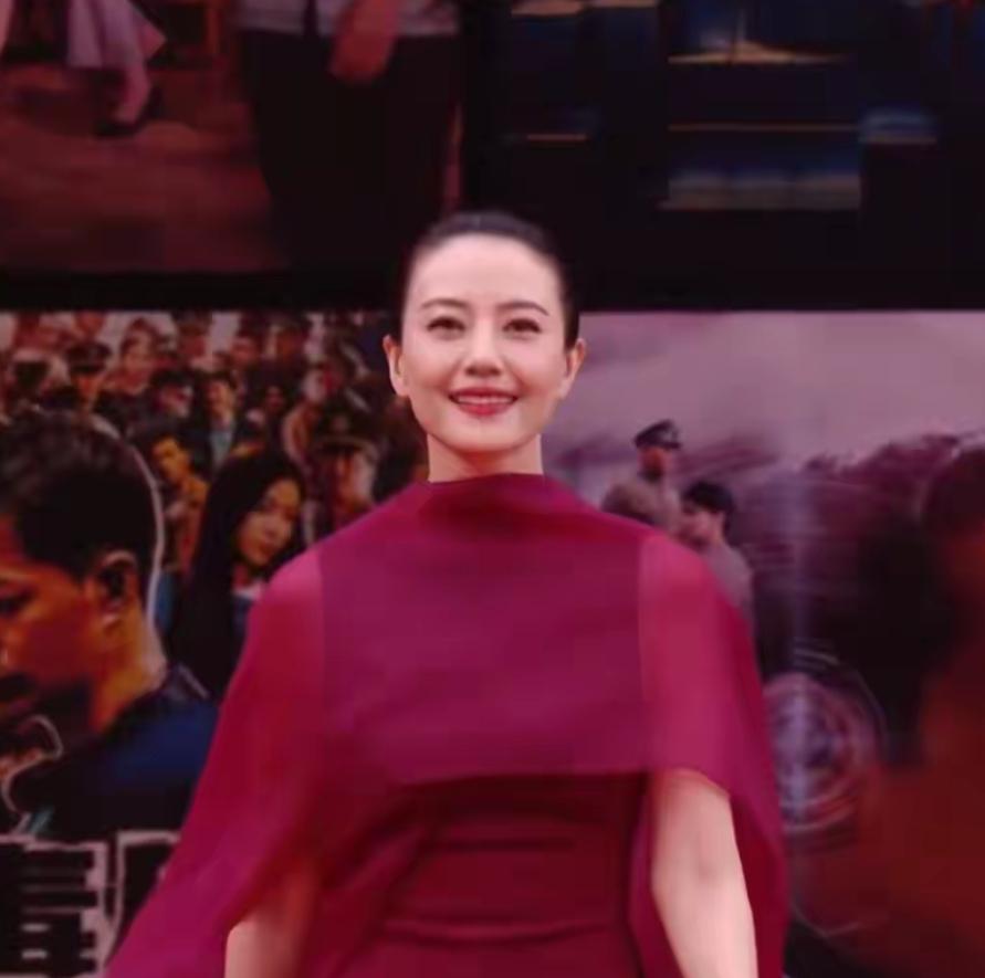 红毯上杀疯了的，不是穿深V的宋佳，也不是裹严实的高圆圆。
宋佳大背头一梳，深V长