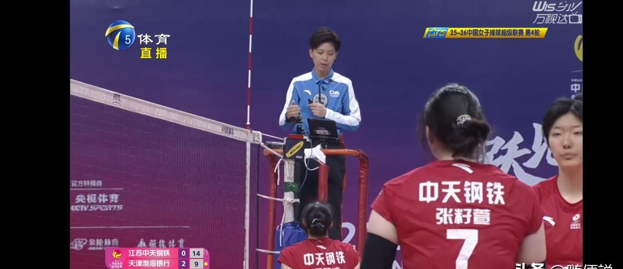 排球的挑战系统，正在杀死排球本身。
教练举手喊停，不是因为看到了误判。
他需要这