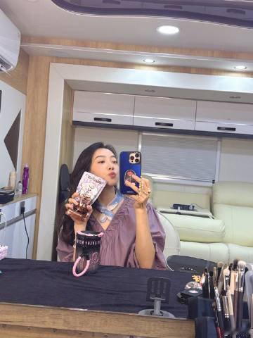 宋茜下雨了也要拥抱太阳宋茜拥抱太阳对镜拍 宋茜下雨了也要拥抱太阳 ​​​