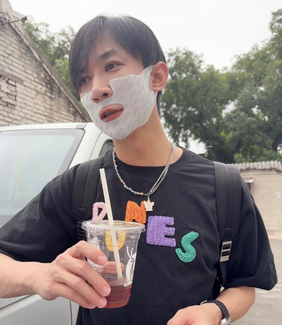 终于弄明白了，张维伊和董璇在节目中，脸上那半截东西不是什么防晒口罩，而是董璇代言