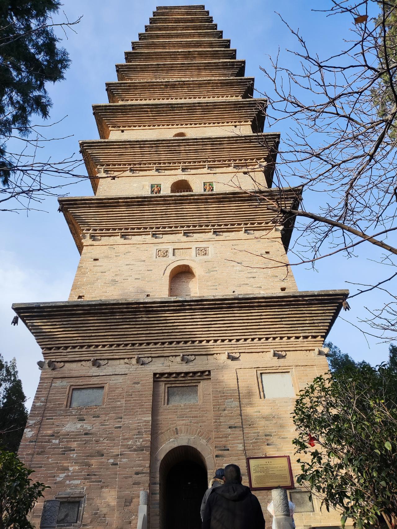 在当今这个纷繁复杂、节奏飞快的现代社会，许多人在追求物质繁荣的同时，逐渐迷失了心