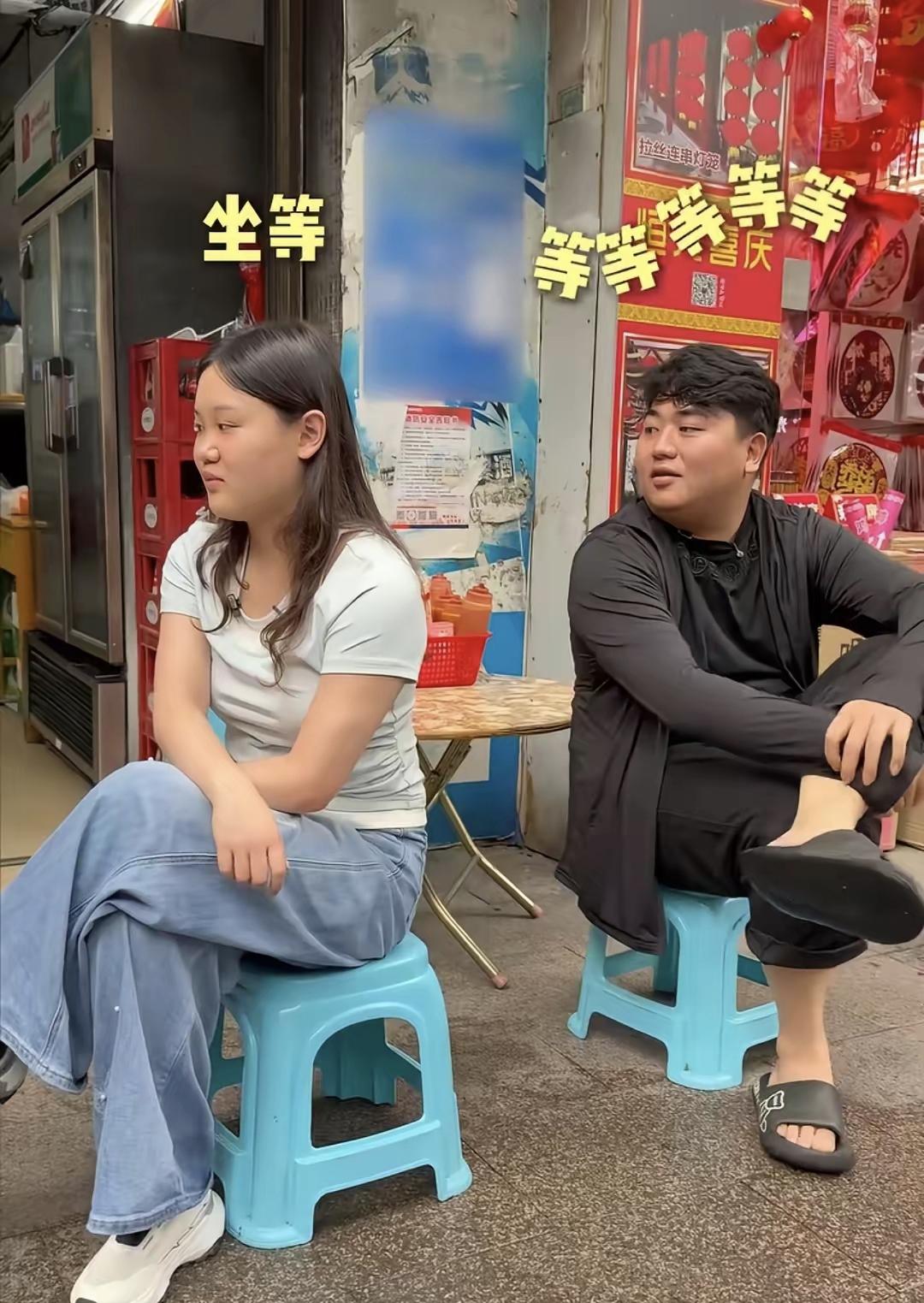 全进华真的是太松弛了，带着张家齐出门吃饭，张家齐穿运动鞋，全进华需要出境，依然是