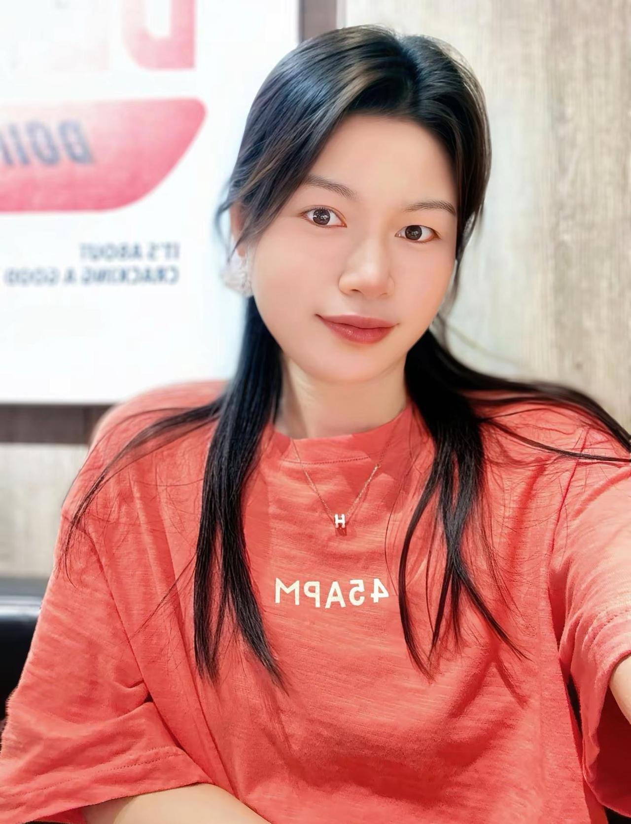 普通的周二，30+的邝女士，早早穿上了她心爱的蕾丝袖裙，踩着风出门。没有什么特别