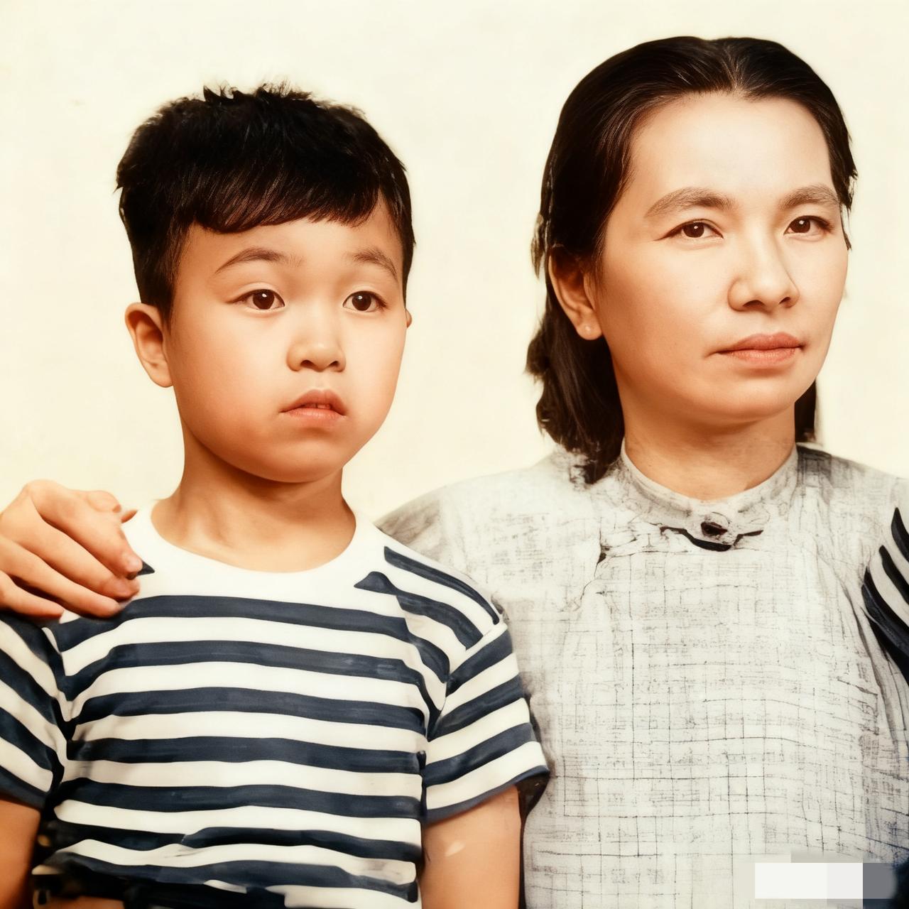 1946年，朱枫与儿子朱明，一张温馨的合影，照片中的朱枫把儿子紧紧的搂在怀里，如