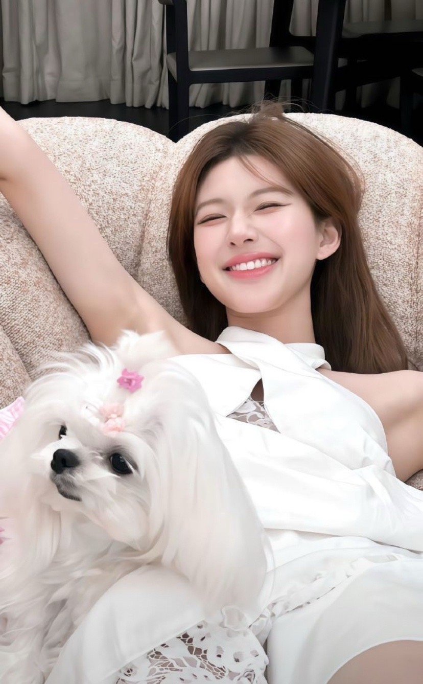 每天被赵露思的笑容治愈一遍，干净、温柔、有力量，一直闪闪发光吧✨赵露思向全世界安