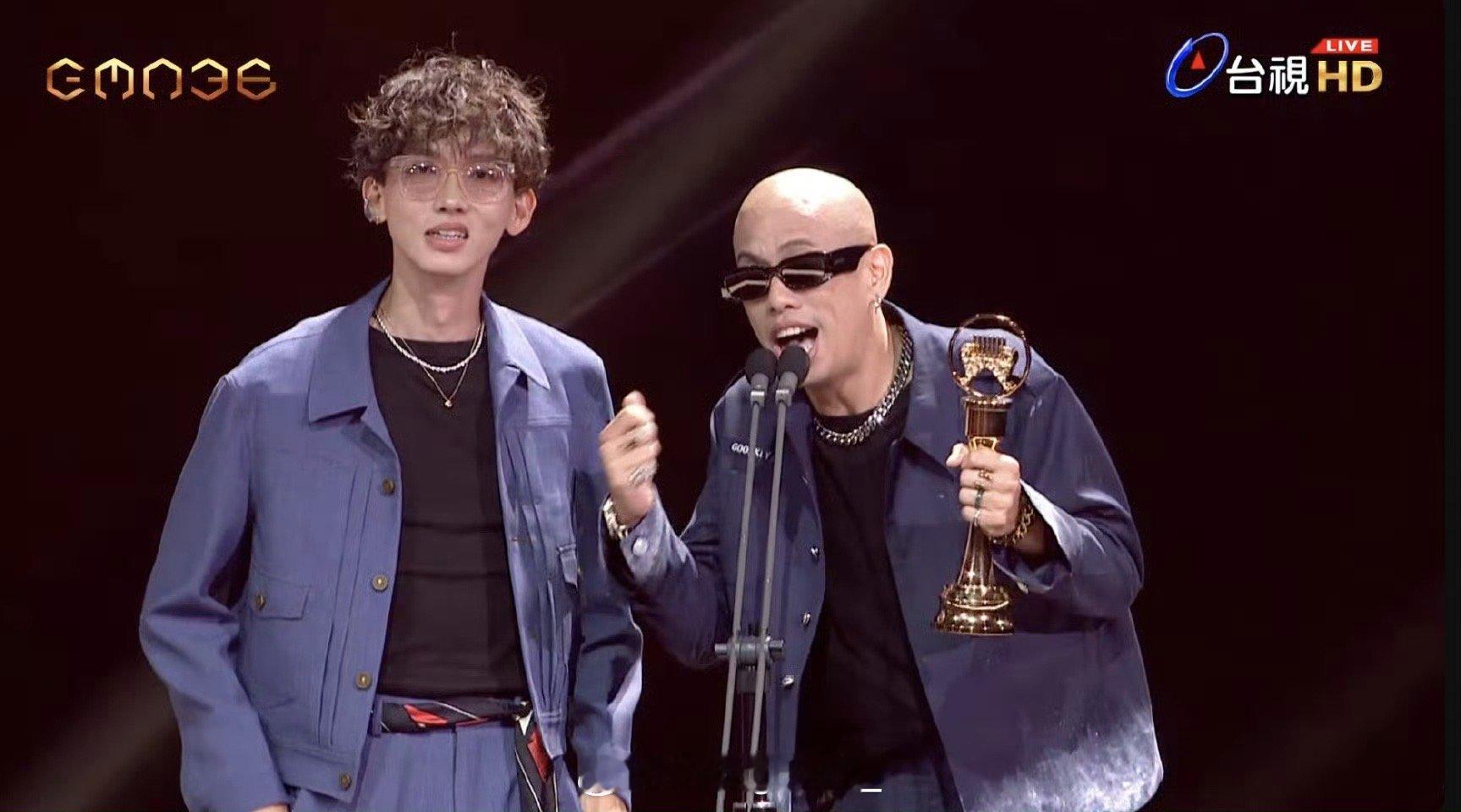 金曲奖Rapper吕士轩拿下金曲奖华语男歌手！！！而比较讽刺的是吕士轩去年参加《