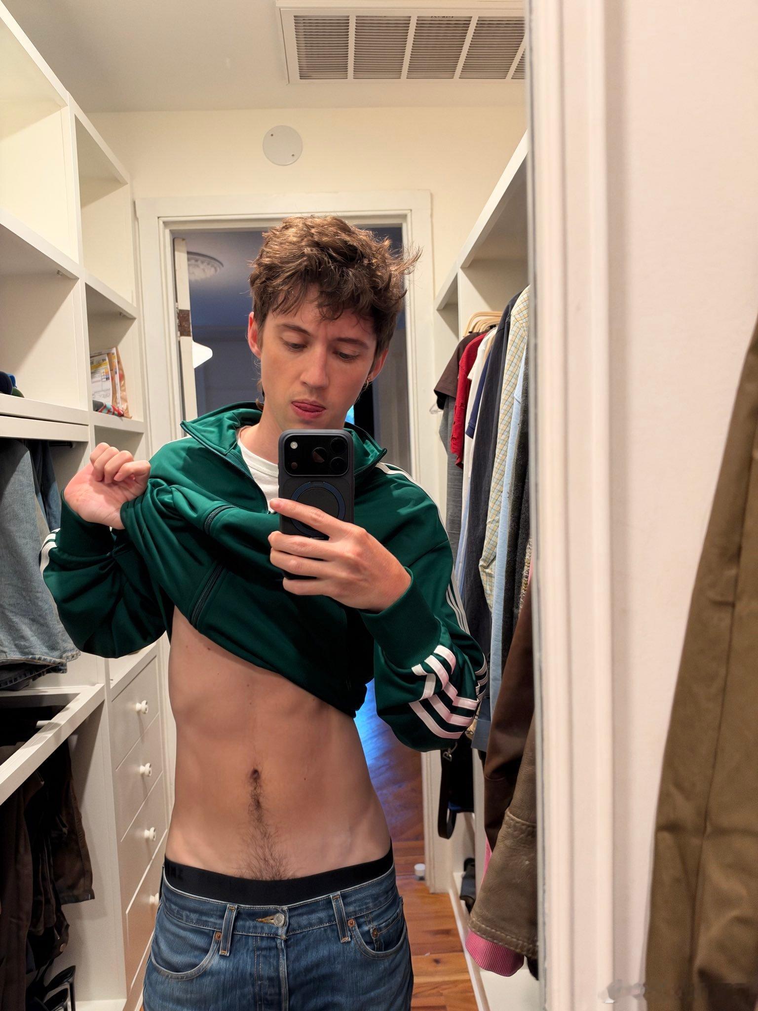 戳爷Troye Sivan社交平台大秀腹肌，让大家注意新专辑将在4天后发行 🤲
