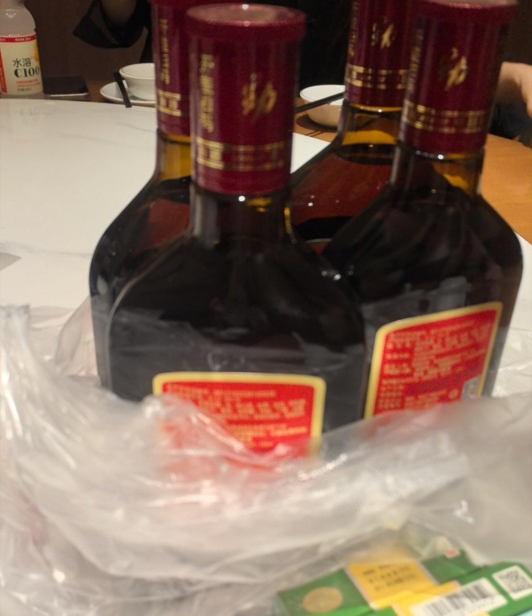 夜深了，跟朋友们聚了下，聊了很多，感慨万千啊，，今年给我最大的感受是，AI会淘汰