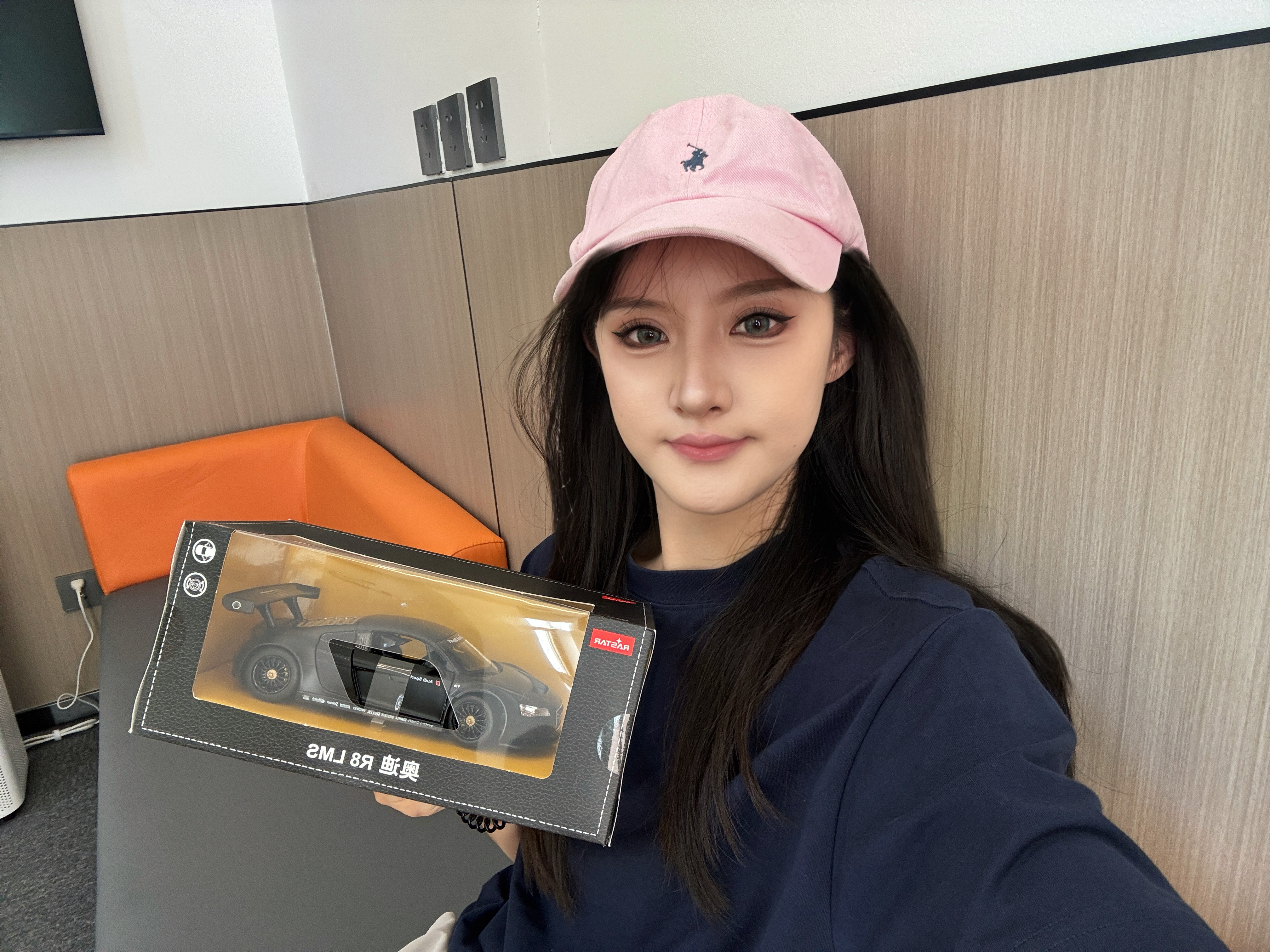 嗨嗨抽奖啦！！！薅来个奥迪 R8 LMS 小车模，你们喜欢嘛？老规矩，评论区揪一