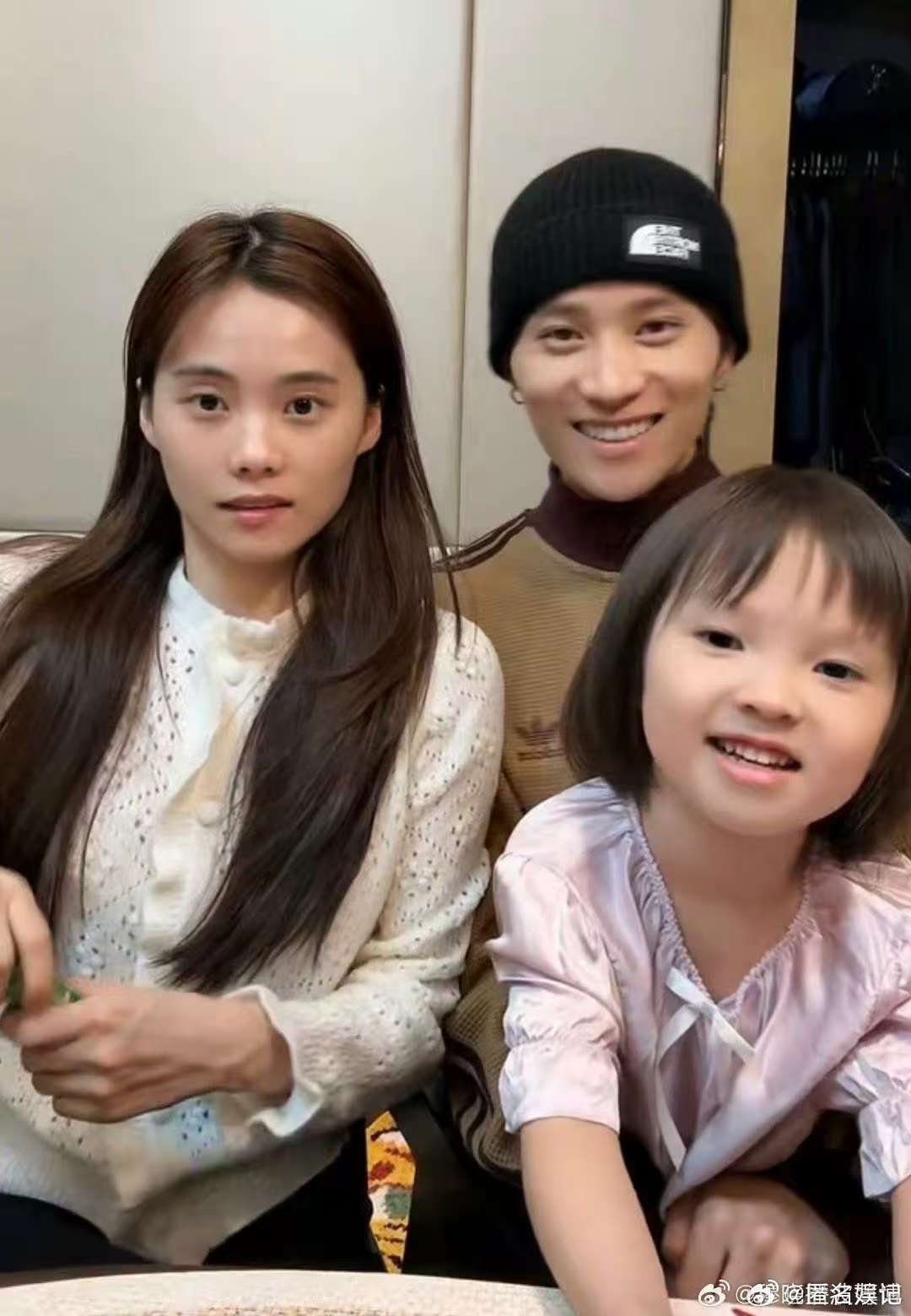 井迪直播我家那闺女井迪直播！井胧超宠地拿出宝贝帽子给井迪试戴，俩人互动太好玩，让