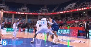 杨瀚森篮下单打太丝滑，如今CBA内线他就是很突出

青岛近期状态不好，半场居然4
