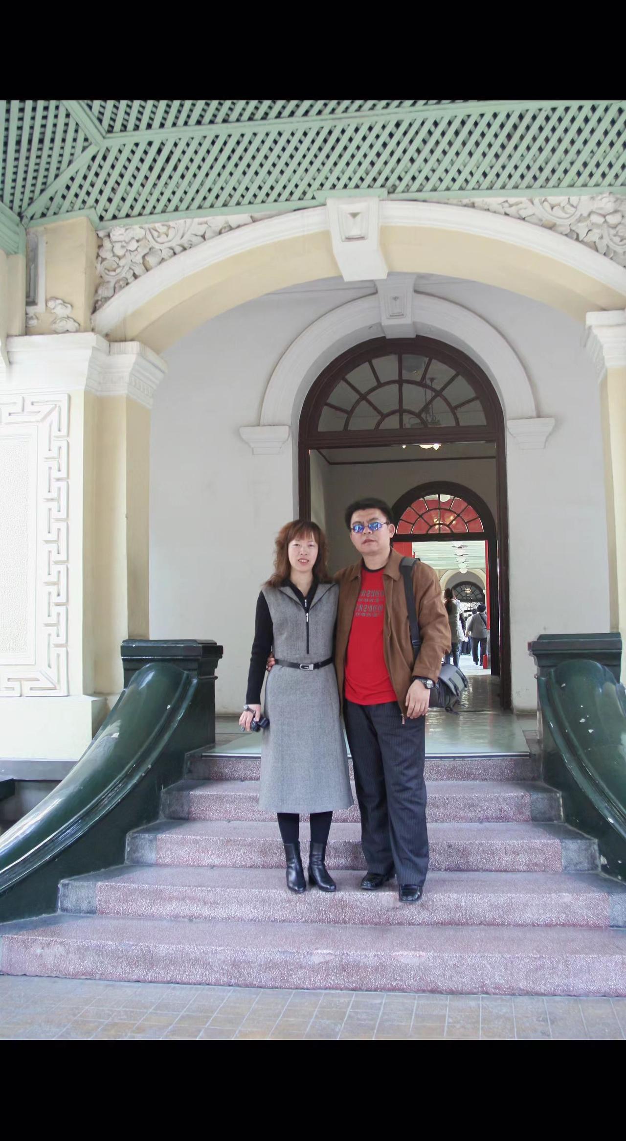 🕰️老建筑的拱门下，时光都慢了半拍。石阶上的身影，是岁月最温柔的注脚。