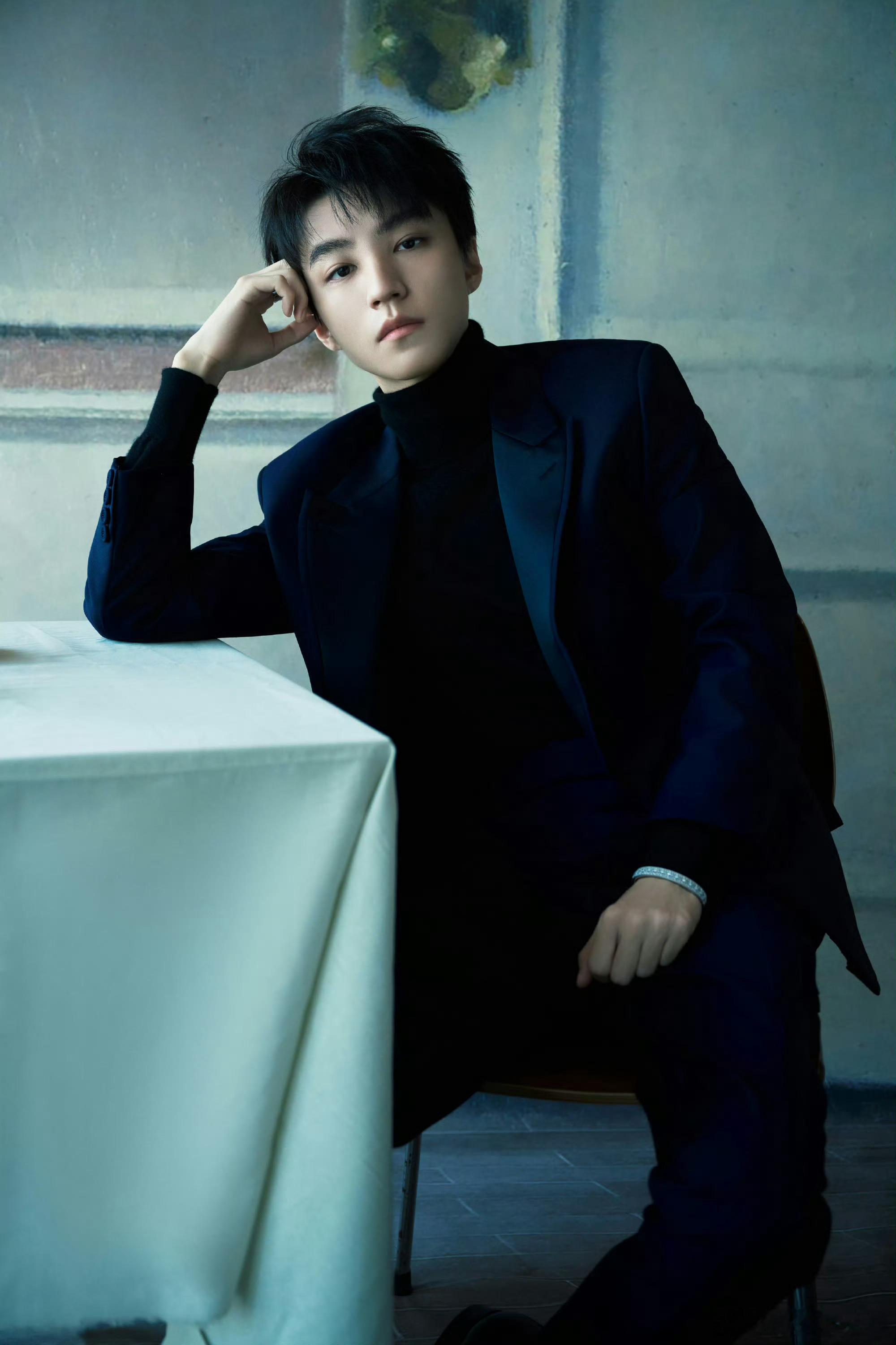 王俊凯  in  Dior 小凯的新造型！受邀出席南京线下活动，迪奥品牌大使王俊