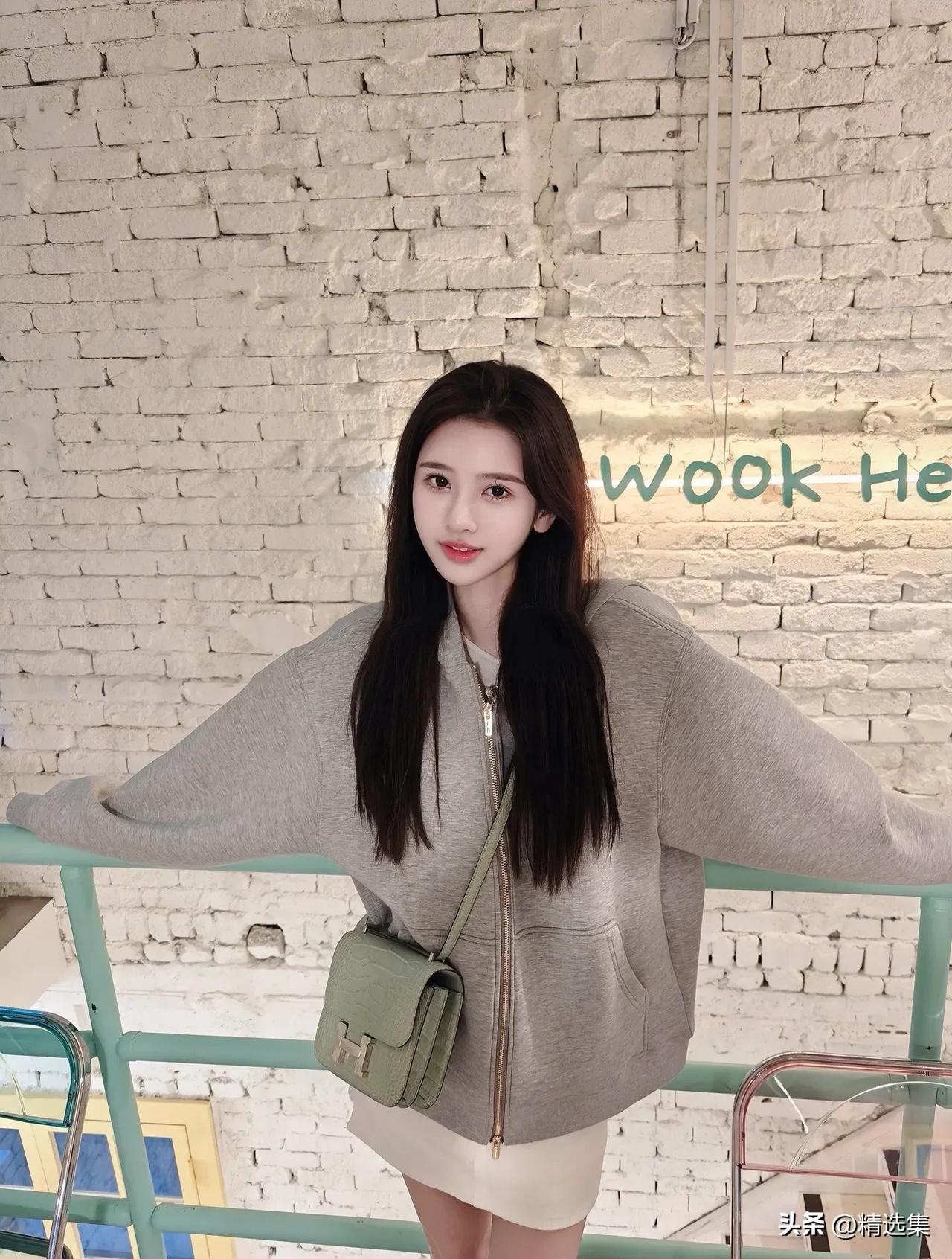 墙外红杏闹，春意满人间。