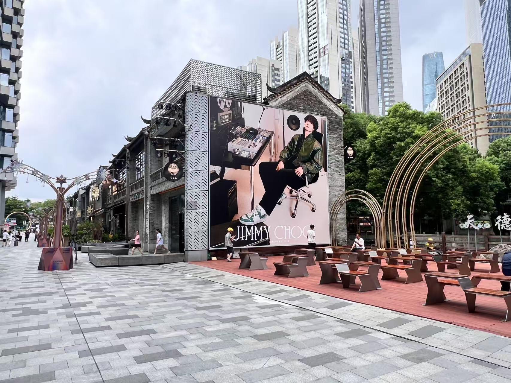Jimmy-Choo 线上内网外网发物料，线下给全球代言人铺地广，商业价值高是王