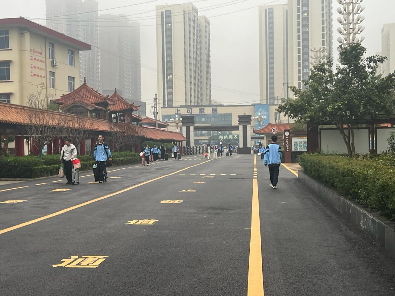 周日，早上八点，我来到了学校。
走进校园，空气里还带着露水的湿意，小鸟在树上欢快