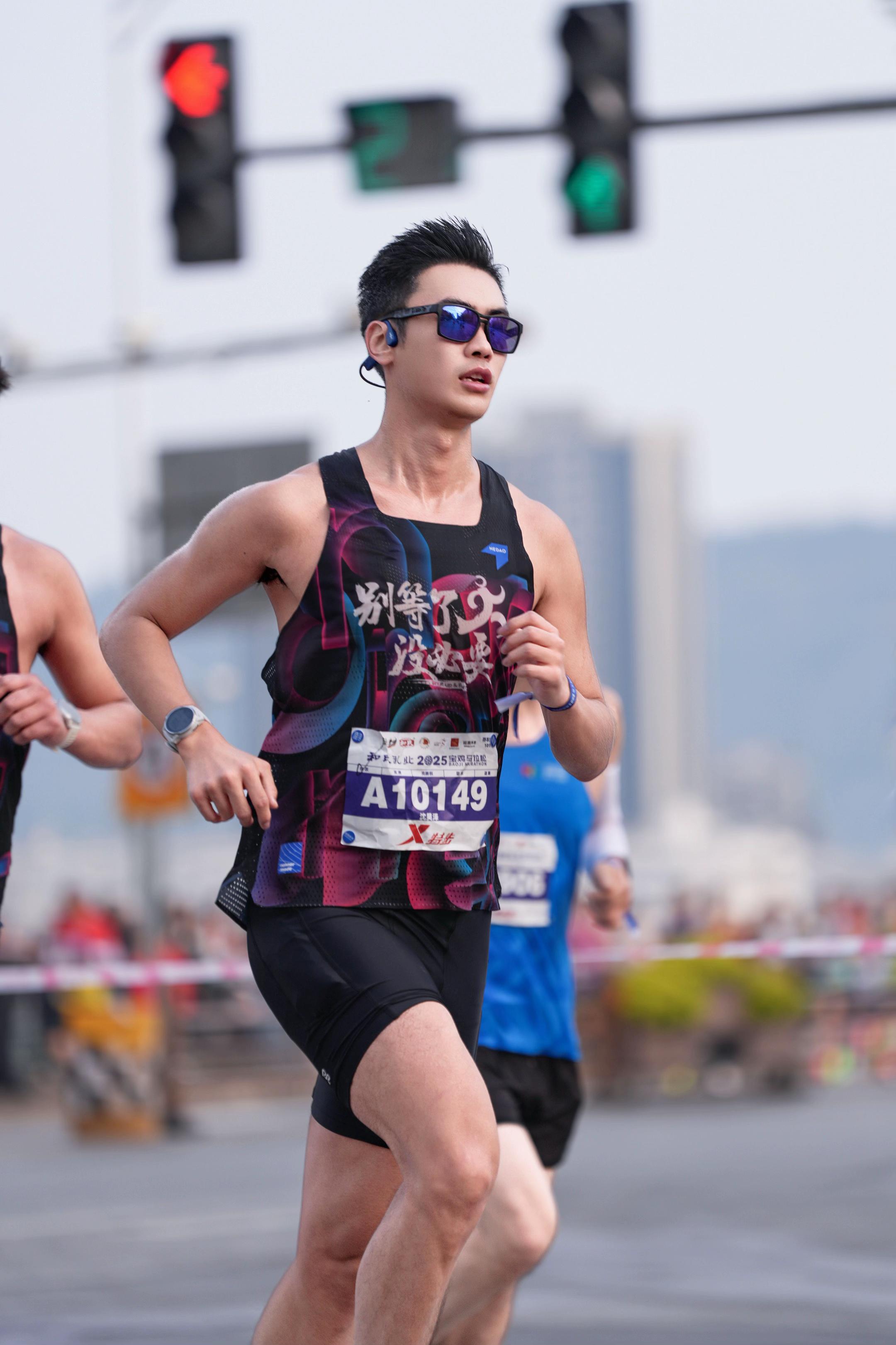 2025宝鸡马拉松12公里处，神农大桥…