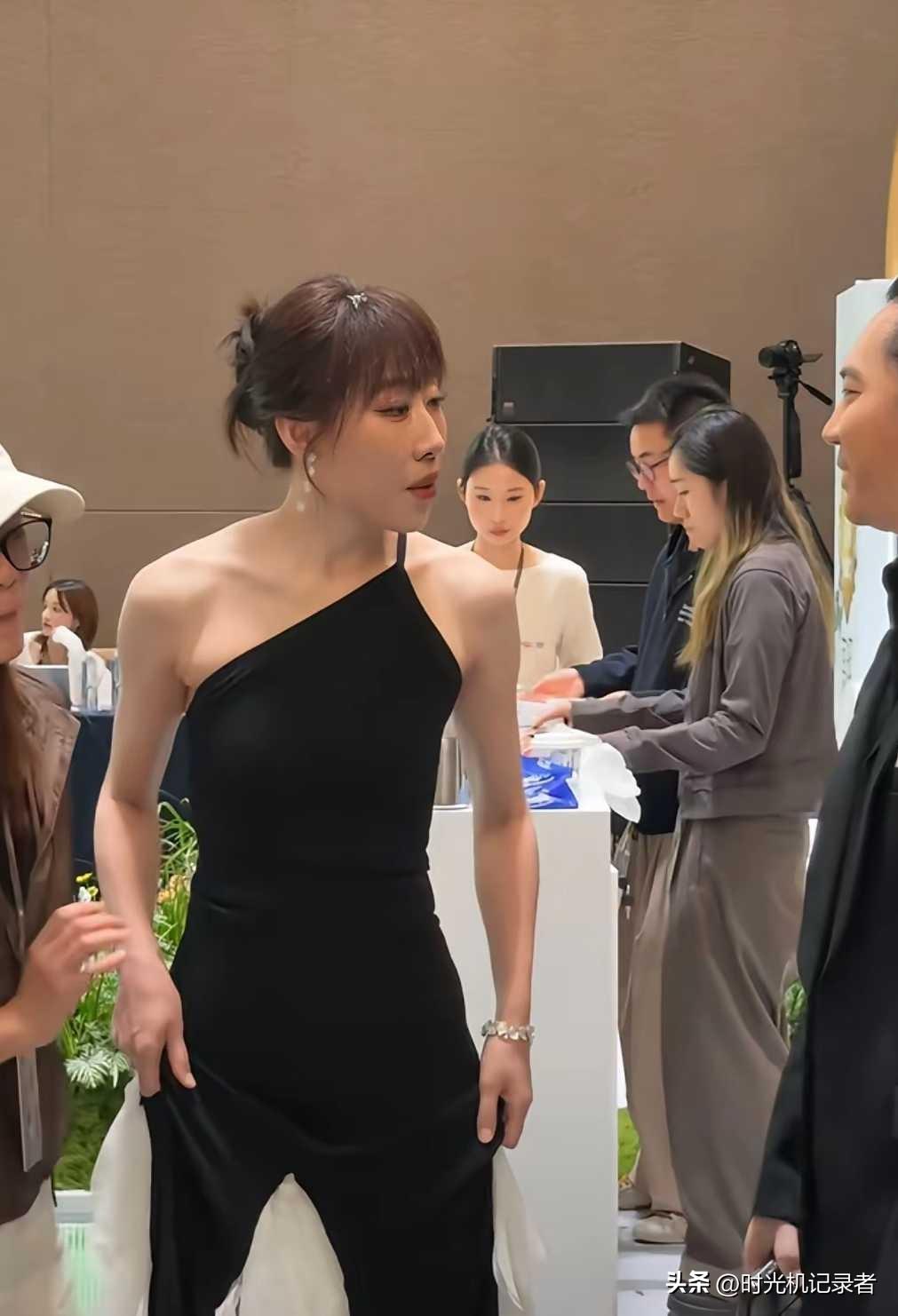 任素汐这妆是自己画的吗？感觉太自然了，很漂亮，完全相当于素颜，也就是眼睛和嘴巴感