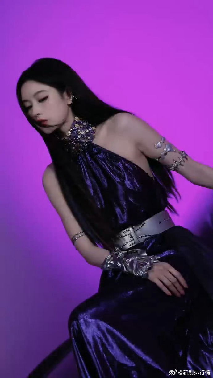 王玉雯今天又是厉害女人王玉雯好紫王玉雯和紫色锁死！紫色造型完美诠释厉害女人，温柔