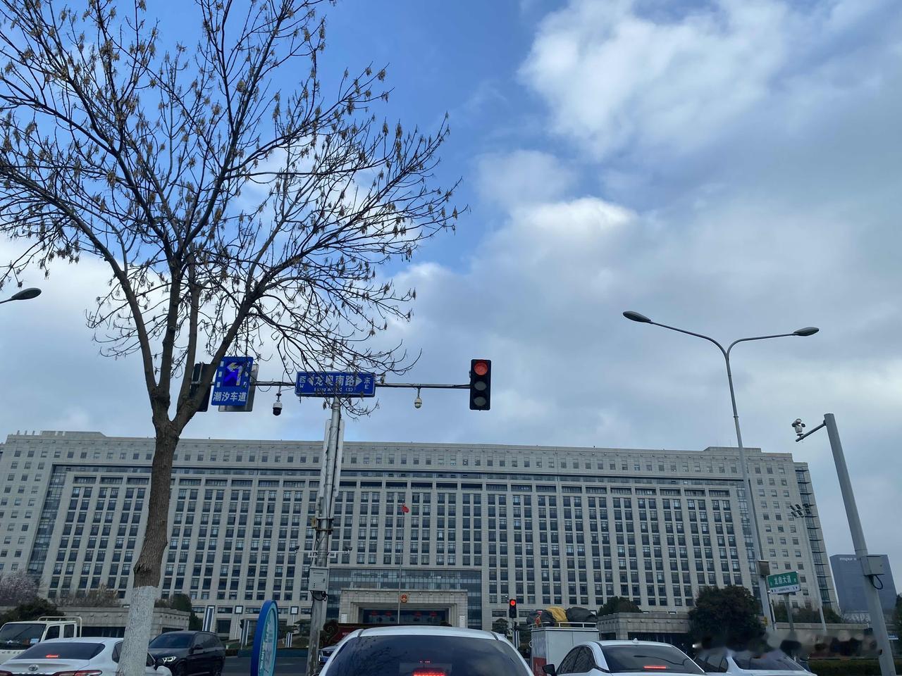 济南最大的龙奥大厦，那可真是个地标性建筑。它建筑面积超37万平方米，规模宏大得惊