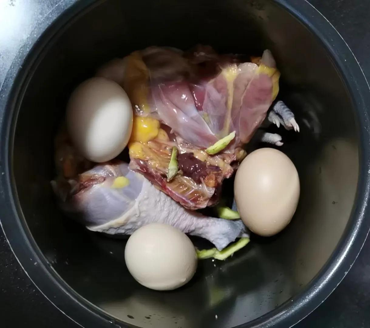 晚上回家，看到这，气不打一处来。
老婆就喜欢这样搞，
把鸡蛋和鸡肉放在一起炖，
