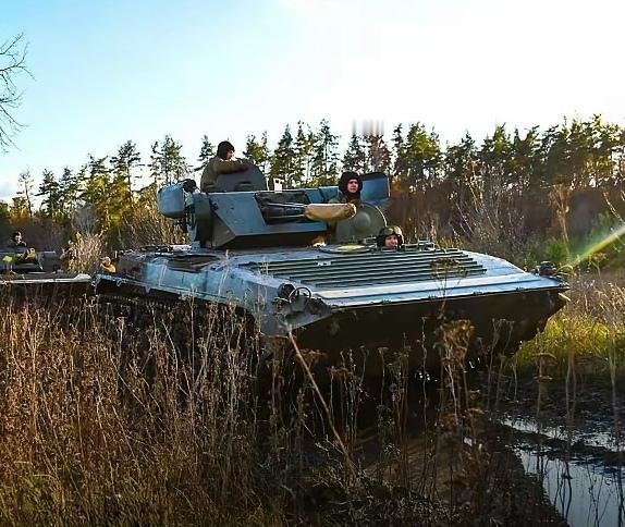 苏系履带式装甲车