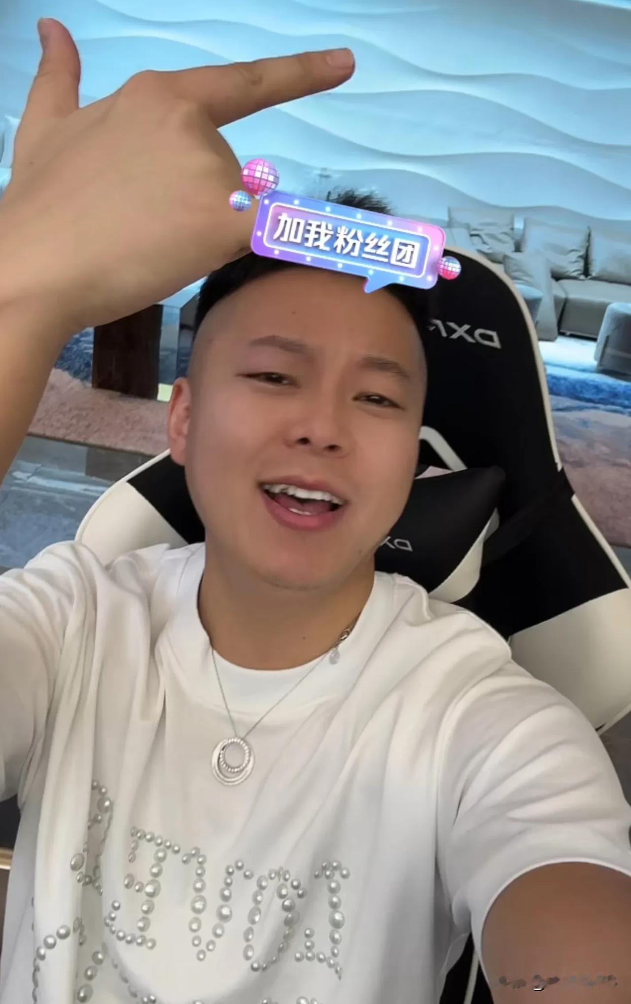 还是胜仔牛啊！就这么在直播间随便聊个天就有四五万人在线，下午胜仔和朋友聊聊家常直