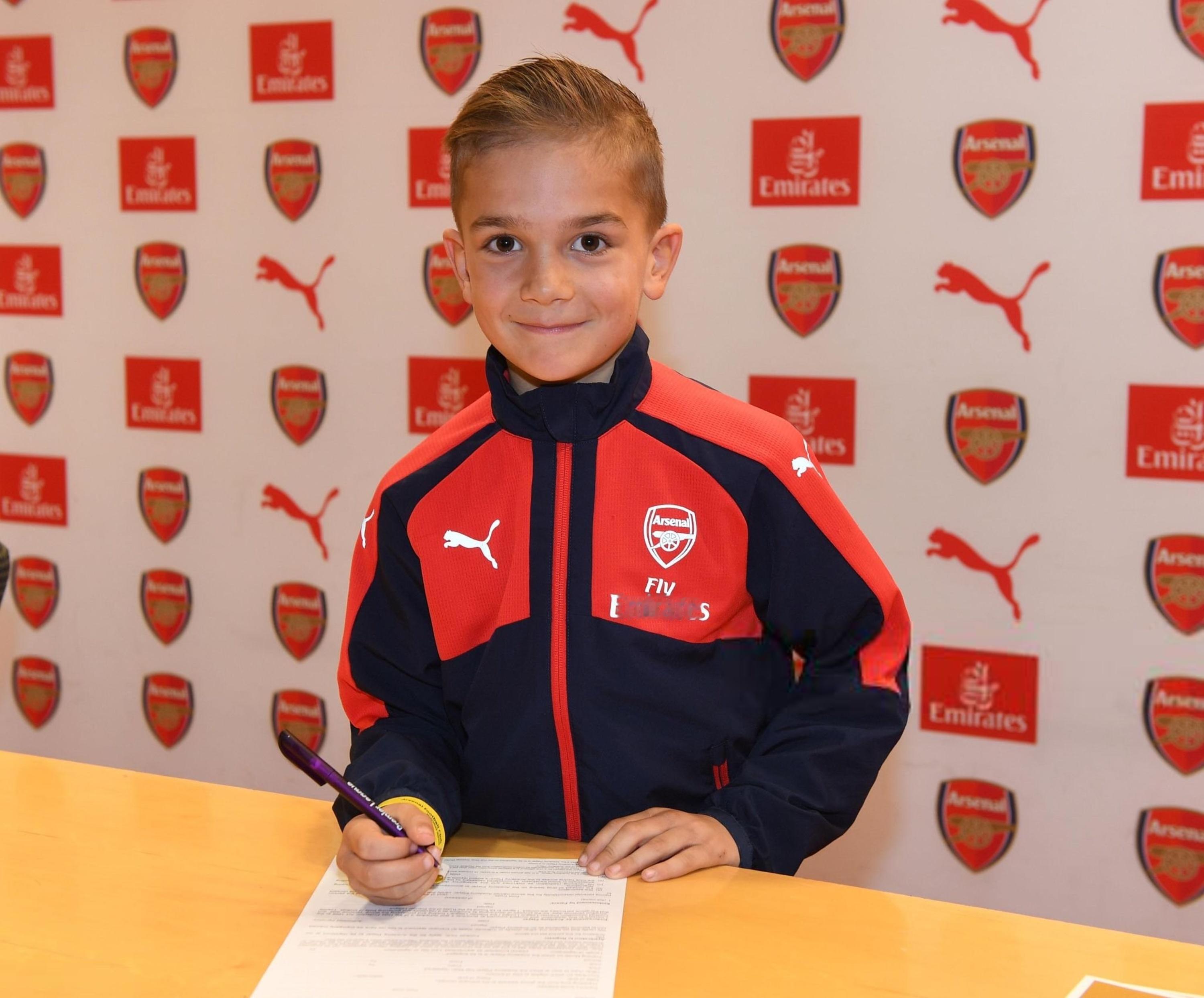 2017年7岁多的道曼签约阿森纳U9梯队