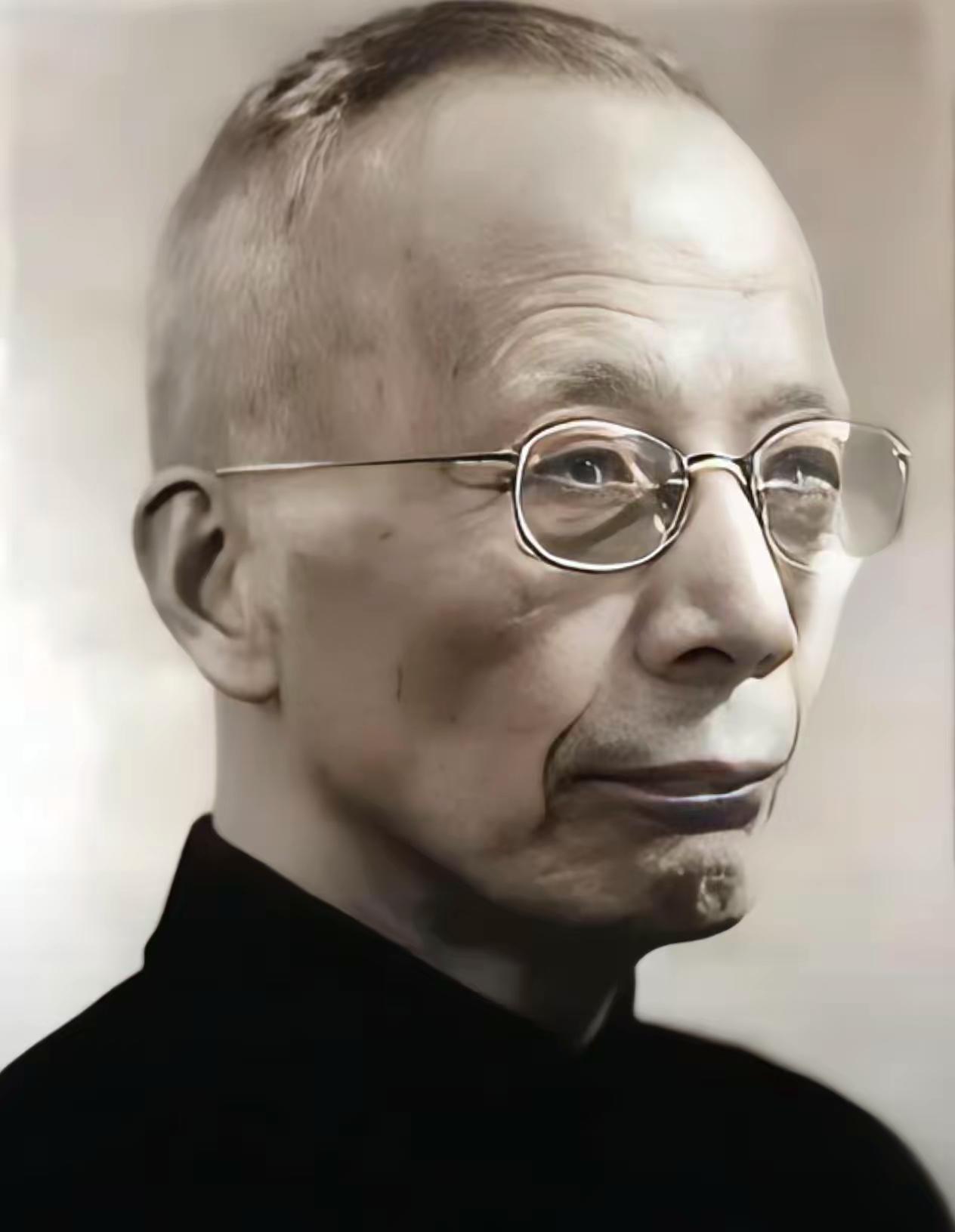 1979年边境，巡逻班沿着林线搜索前进。班长抬手示意停止，几名战士立刻散开警戒。