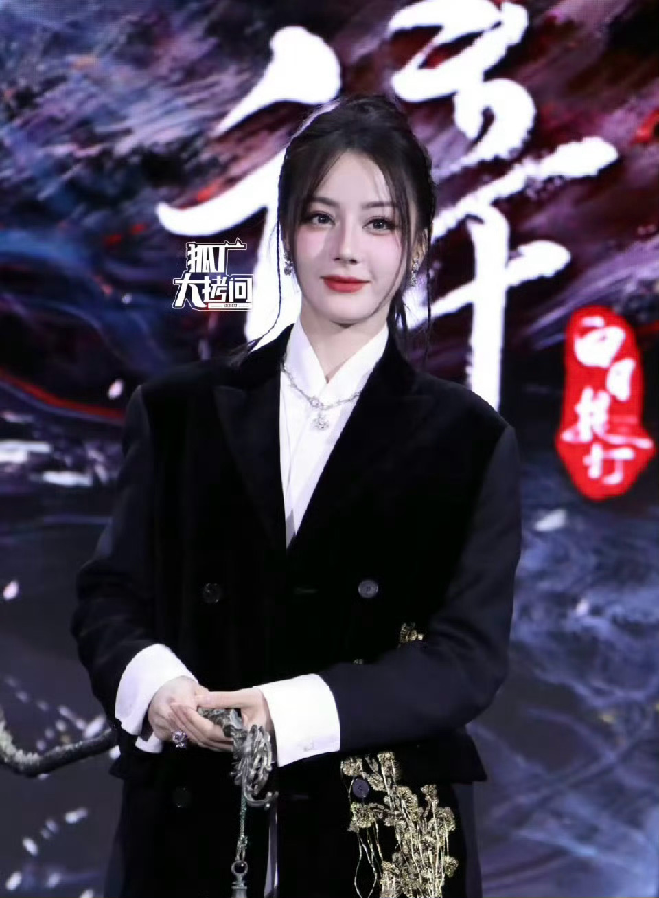 迪丽热巴粉丝对这个造型不满意，很难看吗？没有吧？挺好看的啊！[傻眼][傻眼][傻