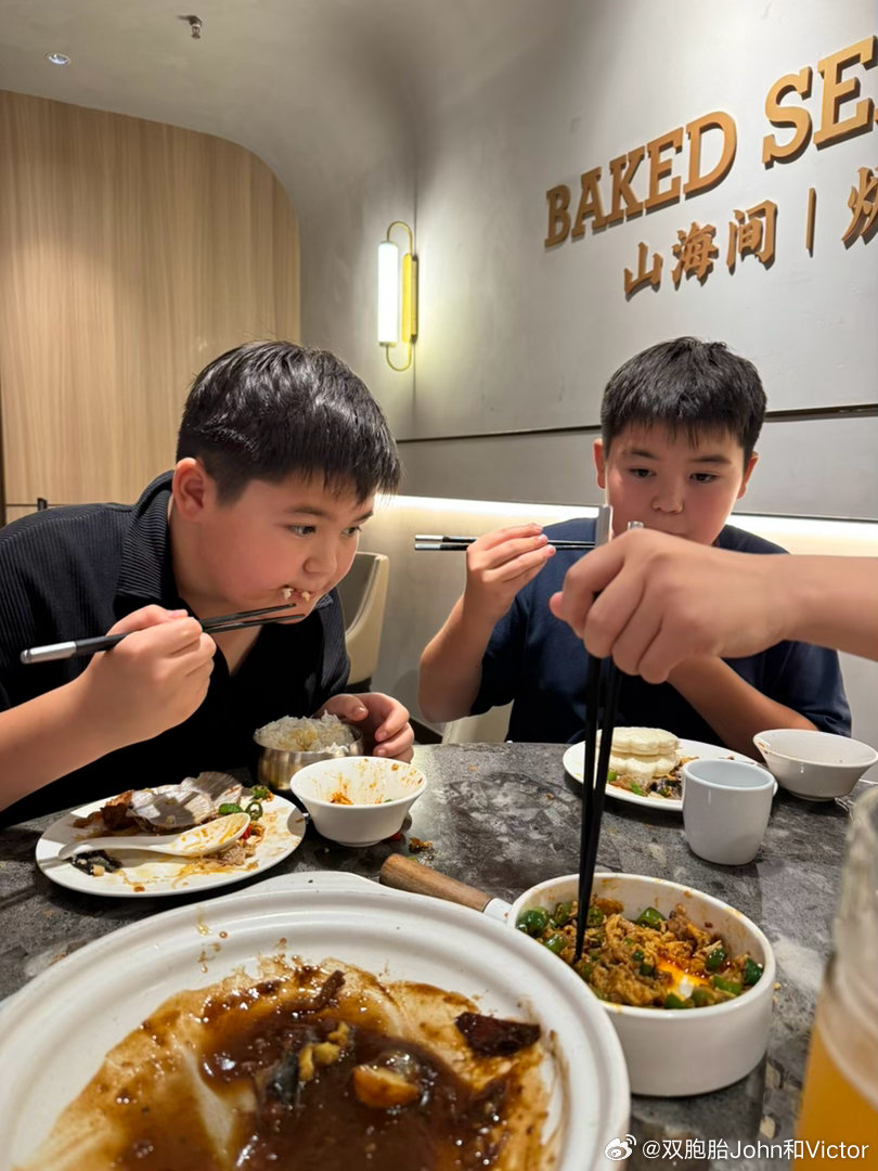 朋友说，你每天光把他俩喂饱就是很大的工作量了。要是住在国内，这俩得更胖了，在美食