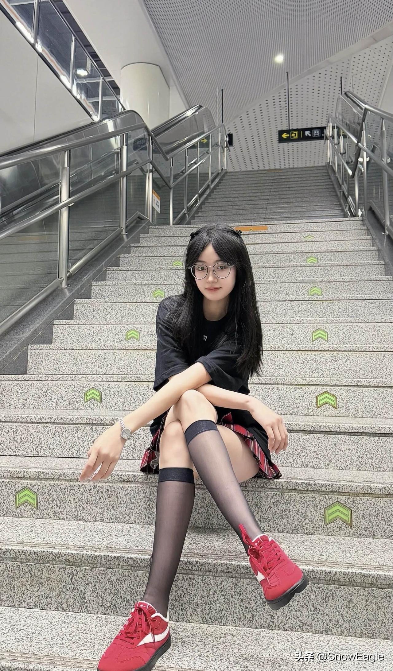 地铁站的少女时光，红黑撞色穿搭，元气满满！📸💖