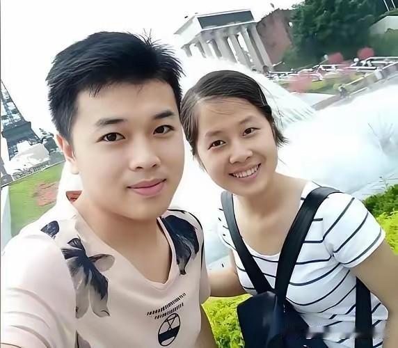 广西小伙邓有才，鼓足勇气跟心动的姑娘表白，姑娘没说话，抬手撩开头发，一道蜈蚣似的