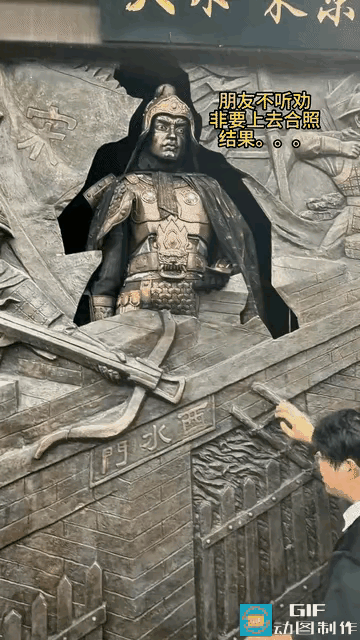 当手枪抵在这小子太阳穴上的时候，估计内心都崩溃了！