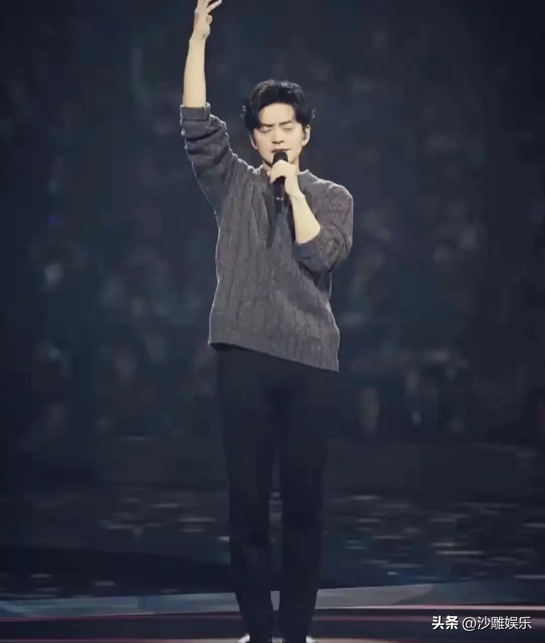 李健，给单依纯上了一课！

3月30日的夜晚，热搜榜上居然凭空杀出了一匹黑马！不