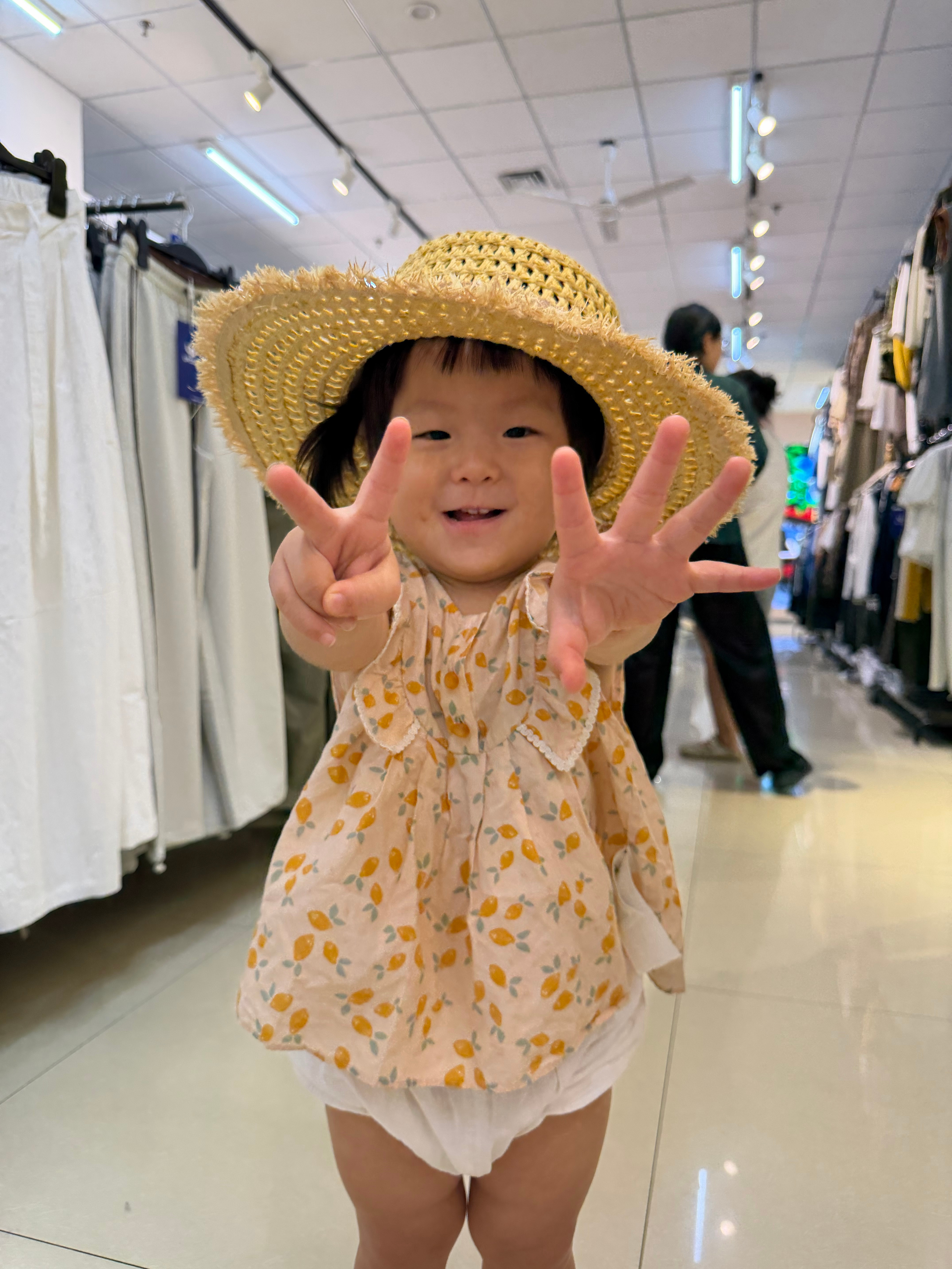 来信誉楼逛街，小满说，我想戴戴这个帽子 