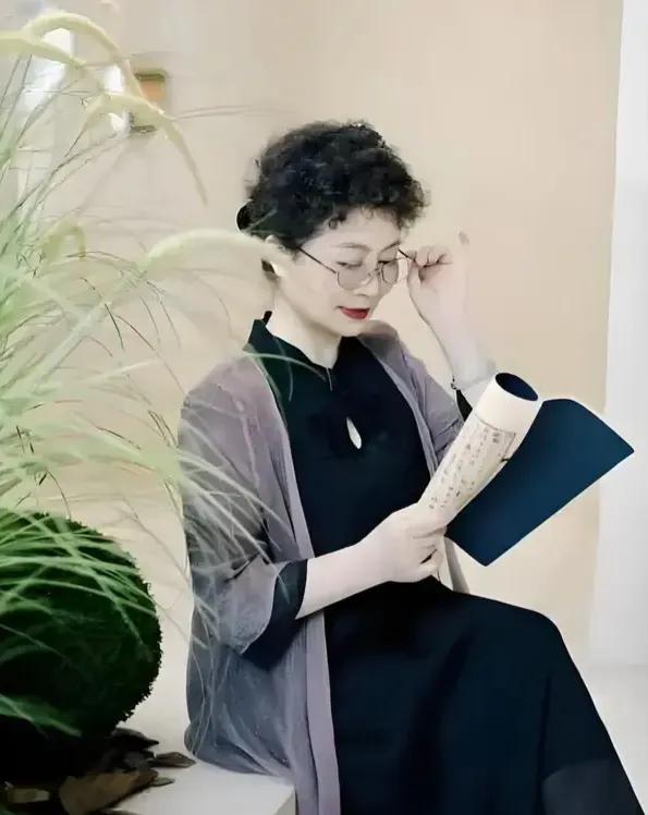 五十加的年龄，退休了不上班，在家也不能闲着，我开启了看书写作模式。

头条、小红
