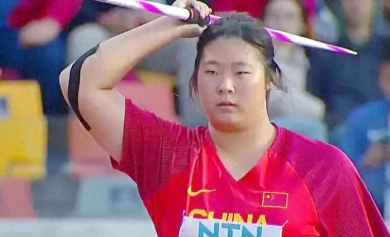 一个18岁的女孩，扔出一杆标枪，71米74。 

一枪定胜负，这在顶级赛场不常见