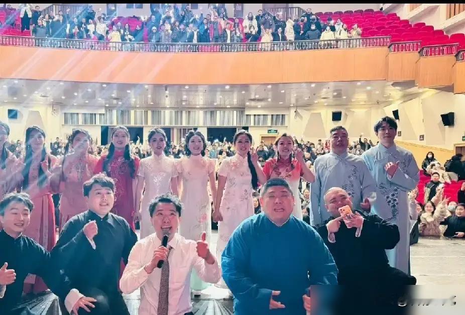 一年141场演出！这哪是工作，是拿命换流量吧？
去年张鹤擎演了141场，把鼓曲