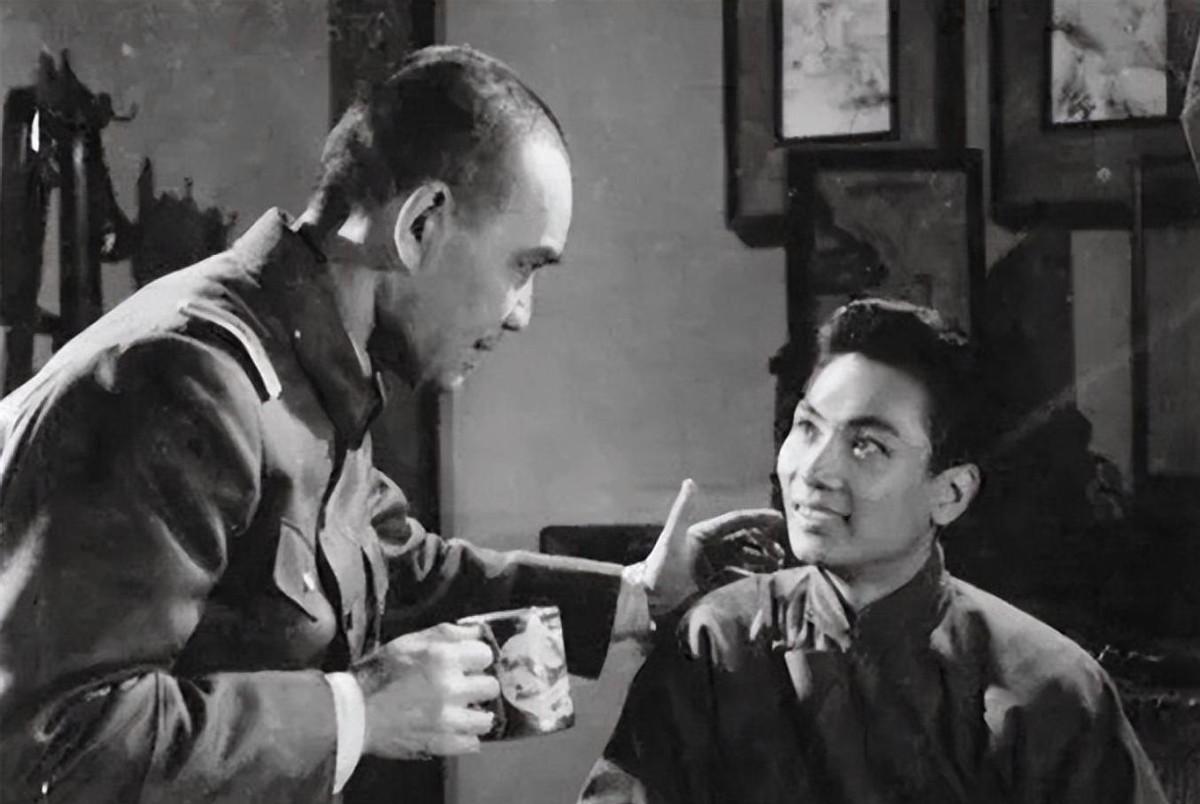 1947年，一名中共卧底决定跟上司坦白真实身份。上司看起来很满意，说会为他请功。